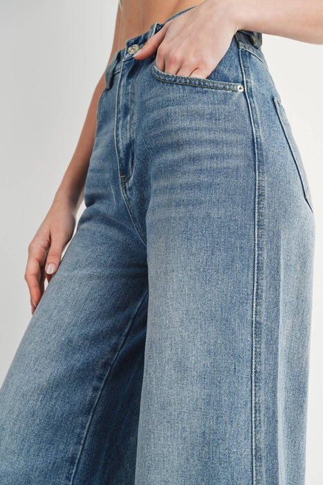 HIGH-RISE WIDE-LEG JEANS